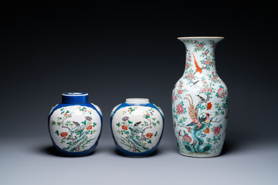 Un vase en porcelaine de Chine famille rose et une paire de pots famille verte &agrave; fond bleu poudr&eacute;, 19&egrave;me