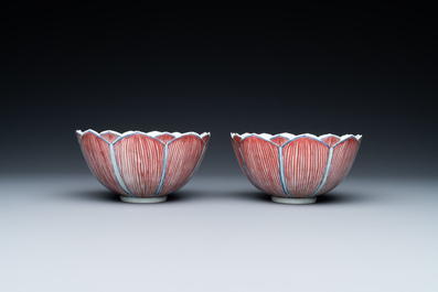 Une paire de bols en forme de lotus en porcelaine de Chine en bleu, blanc et rouge de cuivre, marque de Kangxi, 19&egrave;me