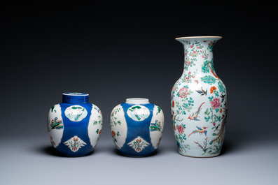 Un vase en porcelaine de Chine famille rose et une paire de pots famille verte &agrave; fond bleu poudr&eacute;, 19&egrave;me