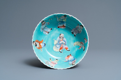 Un bol en porcelaine de Chine famille rose sur fond turquoise, marque de Qianlong, R&eacute;publique