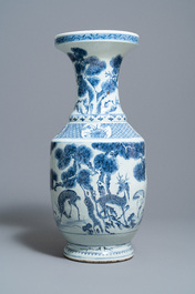 Un grand vase en porcelaine de Chine en bleu et blanc &agrave; d&eacute;cor de cerfs et de grues, Qianlong