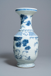 Un grand vase en porcelaine de Chine en bleu et blanc &agrave; d&eacute;cor de cerfs et de grues, Qianlong