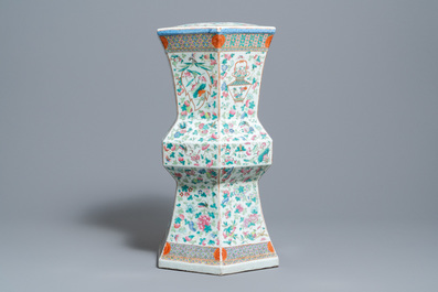 Un tabouret de forme hexagonale en porcelaine de Chine famille rose, 19&egrave;me