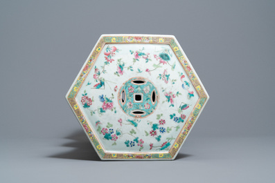 Un tabouret de forme hexagonale en porcelaine de Chine famille rose, 19&egrave;me