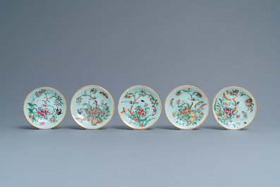 Tien Chinese Canton famille rose bordjes met celadon fondkleur, 19e eeuw