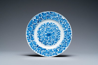 Trois plats et deux bols en porcelaine de Chine en bleu et blanc, Kangxi et apr&egrave;s