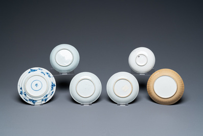 Een diverse collectie Chinees blauw-wit, famille rose en Imari-stijl porselein, Kangxi/Qianlong