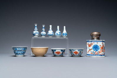 Een diverse collectie Chinees blauw-wit, famille rose en Imari-stijl porselein, Kangxi/Qianlong