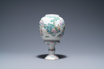 Un lanterne en porcelaine de Chine famille rose &agrave; d&eacute;cor de gar&ccedil;ons jouants, R&eacute;publique