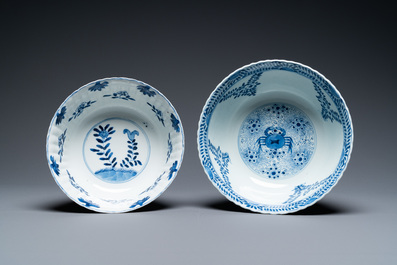Trois plats et deux bols en porcelaine de Chine en bleu et blanc, Kangxi et apr&egrave;s