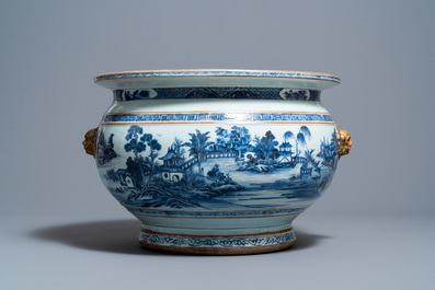 Een grote Chinese blauw-witte viskom met landschapsdecor, Qianlong