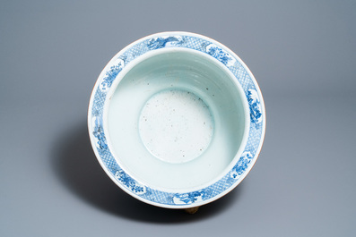 Een grote Chinese blauw-witte viskom met landschapsdecor, Qianlong