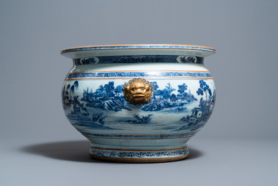 Een grote Chinese blauw-witte viskom met landschapsdecor, Qianlong