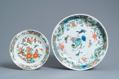 Un plat et six assiettes en porcelaine de Chine famille verte, Kangxi