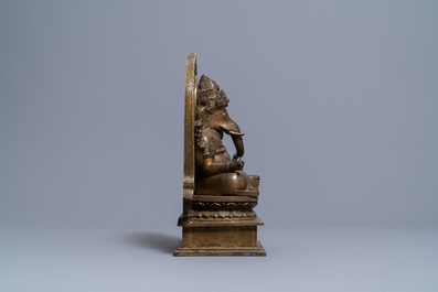 Een grote bronzen figuur van Ganesha, India, 19/20e eeuw