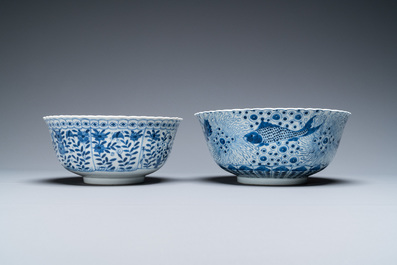Drie Chinese blauw-witte schotels en twee kommen, Kangxi en later