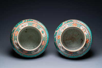 Une paire de grands vases couverts en porcelaine de Chine famille verte &agrave; fond turquoise, 19&egrave;me