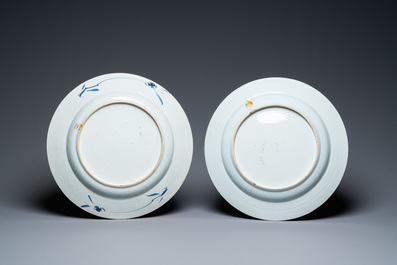 Drie Chinese blauw-witte schotels en twee kommen, Kangxi en later