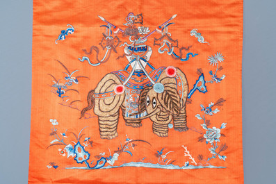 Trois panneaux en broderie de soie &agrave; d&eacute;cor d'&eacute;l&eacute;phants et de lions bouddhistes, Chine, 19&egrave;me