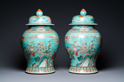 Une paire de grands vases couverts en porcelaine de Chine famille verte &agrave; fond turquoise, 19&egrave;me