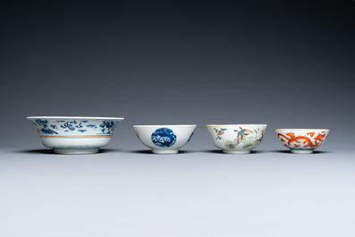 Een diverse collectie Chinees blauw-wit en famille rose porselein, 19/20e eeuw