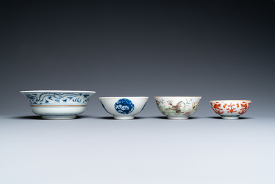 Een diverse collectie Chinees blauw-wit en famille rose porselein, 19/20e eeuw