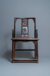 Een paar Chinese opengewerkte houten stoelen met rieten zitting, 19e eeuw