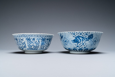 Drie Chinese blauw-witte schotels en twee kommen, Kangxi en later