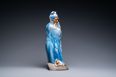 Een grote Chinese blauw-geglazuurde Shiwan aardewerken figuur van een onsterfelijke, 19e eeuw