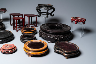 Een diverse collectie Chinese houten sokkels, 19/20e eeuw