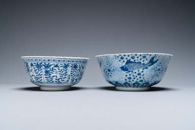 Trois plats et deux bols en porcelaine de Chine en bleu et blanc, Kangxi et apr&egrave;s