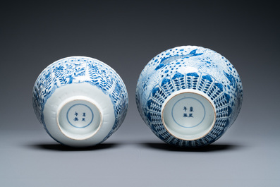 Drie Chinese blauw-witte schotels en twee kommen, Kangxi en later