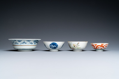 Een diverse collectie Chinees blauw-wit en famille rose porselein, 19/20e eeuw