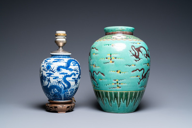 Deux vases et deux plats en porcelaine de Chine famille verte et en bleu et blanc, Kangxi et apr&egrave;s