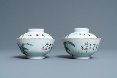 A pair of Chinese qianjiang cai covered bowls on stands, 19/20th C.