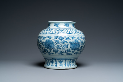 Un vase en porcelaine de Chine en bleu et blanc &agrave; d&eacute;cor de rinceaux de lotus, Hongzhi