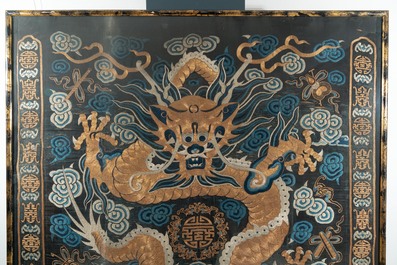 Een groot Chinees keizerlijk met gouddraad geborduurd zijden 'draken' paneel, Qing