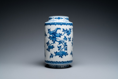 Un vase de forme lanterne en porcelaine de Chine p&acirc;te tendre en bleu et blanc &agrave; d&eacute;cor 'sanduo', Qianlong
