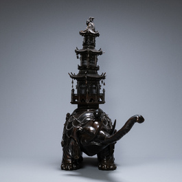 Een monumentale Japanse bronzen wierookbrander in de vorm van een olifant met pagode, Edo/Meiji, 19e eeuw