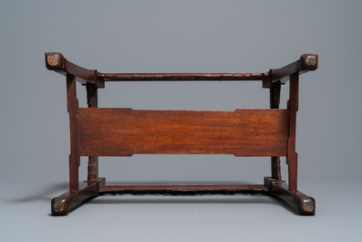 Een Chinese houten koffer op sokkel, 19/20e eeuw