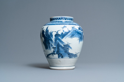 Een Japanse blauw-witte Arita vaas met een landschap, Edo, 17e eeuw