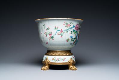 Une jardini&egrave;re en porcelaine de Chine famille rose sur support en bronze ormolu et porcelaine, Qianlong