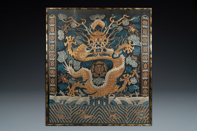 Un grand panneau en broderie de soie et de fil d'or &agrave; d&eacute;cor d'un dragon imp&eacute;rial, Chine, Qing