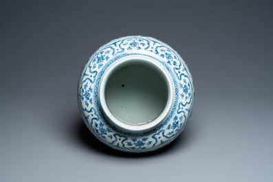 Un vase en porcelaine de Chine en bleu et blanc &agrave; d&eacute;cor de rinceaux de lotus, Hongzhi