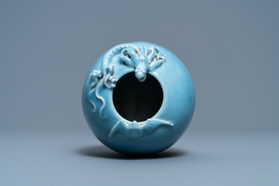 Un lave-pinceaux en porcelaine de Chine bleu de lavande monochrome, marque de Yongzheng, R&eacute;publique