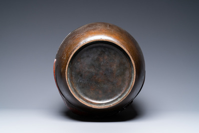 Un grand vase en bronze &agrave; d&eacute;cor d'un koi, Japon, Meiji, 19&egrave;me