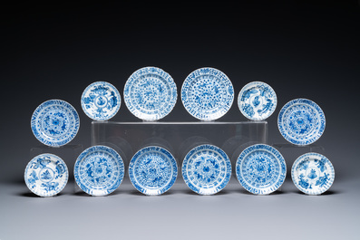 Vingt soucoupes et dix-neuf tasses en porcelaine de Chine en bleu et blanc, Kangxi et apr&egrave;s