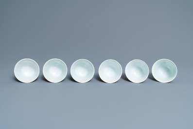 Six tasses et soucoupes en porcelaine de Chine en bleu et blanc, 19&egrave;me