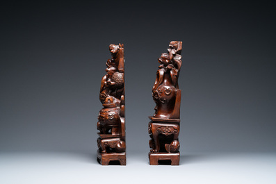 Une paire de sculptures en bois figurant des vases sur &eacute;tag&egrave;res, Chine, 19&egrave;me
