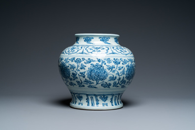 Un vase en porcelaine de Chine en bleu et blanc &agrave; d&eacute;cor de rinceaux de lotus, Hongzhi